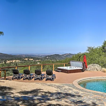 Luxe Auburn Hideaway With Tennis Court And Views!